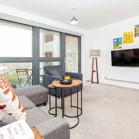 Modern 1Br With Balcony & City View, Wandsworth